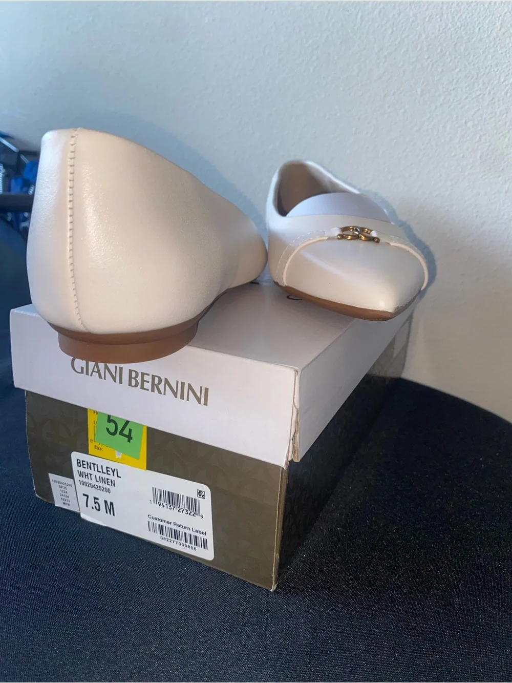 Giani Bernini White Pointed-Toe Leather Flats with Gold Bit